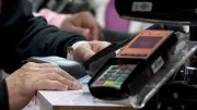 Pesquisa Quaest revela que 72% dos brasileiros estão endividados em 2026