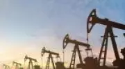 Petróleo Brent despenca 14% após reabertura do Estreito de Ormuz e recuo de Trump