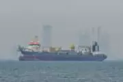 Petróleo dispara 7% após Trump anunciar bloqueio ao Estreito de Ormuz e Irã reagir com acusações de pirataria