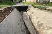 Placa de concreto cede e abre cratera em rua de Pau Amarelo, Paulista