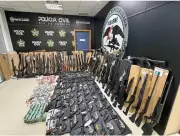 Polícia Civil apreende 160 armas e quase 8 mil projéteis em loja de São Gonçalo
