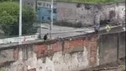 Policial de folga reage a assalto, mata um suspeito e fere outro na Zona Norte do Rio