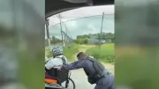 Policial Militar auxilia cadeirante a subir ladeira em Manaus durante patrulha