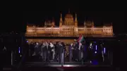 Político húngaro dança para celebrar vitória da oposição e fim da era Orbán