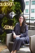 Poltrona 'Monolito' inspirada em Brasília brilha no Salão do Móvel de Milão