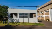 Poste reclinável solar reduz custos e dispensa rede elétrica em áreas rurais e urbanas