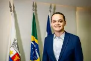 Prefeito de Vitória renuncia para disputar eleições de 2026; vice assume o cargo