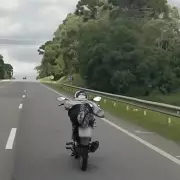 PRF flagra motociclista realizando perigosa manobra 'superman' na BR-116 em Santa Catarina