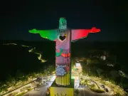 Projeções no Cristo Protetor homenageiam 185 vítimas da enchente de 2024 no RS