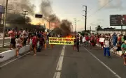 Protesto contra Iguá fecha avenida em Aracaju e gera desvios no trânsito