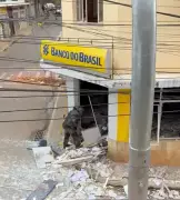 Quadrilha explode agência bancária em MG; polícia prende suspeitos e busca fugitivos