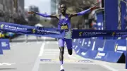 Queniano John Korir conquista bicampeonato na histórica Maratona de Boston