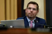 Quinta mulher acusa deputado americano Eric Swalwell de estupro após renúncia política