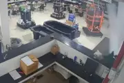 Rajadas de vento quebram janelas de empresa agropecuária em Campo Grande durante temporal