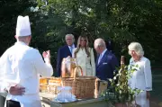 Rei Charles III e rainha Camilla são recebidos por Trump e Melania na Casa Branca