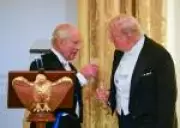 Rei Charles III ironiza Donald Trump em jantar na Casa Branca com piadas