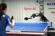 Robô da Sony com IA vence profissionais no tênis de mesa em marco histórico