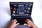 Roblox anuncia nova estrutura de segurança com verificação de idade facial para proteger crianças