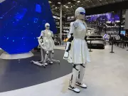 Robôs humanoides Mornine M1 da Chery são apresentados no Salão de Pequim