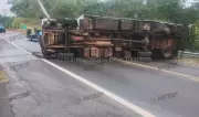 Roda se solta de caminhão em movimento, veículo tomba e interdita rodovia SP-294 em Osvaldo Cruz