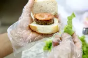 Rondonópolis implementa 'Dia do Hambúrguer' saudável na merenda escolar municipal