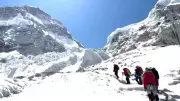 Rota de escalada no Everest é reaberta após semanas bloqueada por gelo