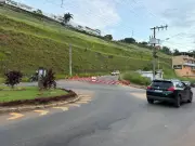 Rua José Lourenço em Juiz de Fora segue interditada após carro cair em cratera durante temporal