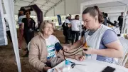 Saúde é tema decisivo para voto feminino, revelam pesquisas qualitativas em 'salas de espelho'