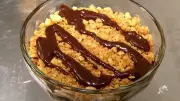 Sobremesa de Páscoa com Camadas de Chocolate e Geleia de Frutas Refrescante
