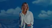 Sydney Sweeney retorna à American Eagle após polêmicas de racismo e objetificação
