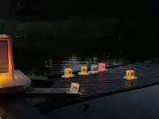 Tooro Nagashi: cerimônia com lanternas no lago une tradição japonesa e homenagem aos antepassados em Mogi das Cruzes