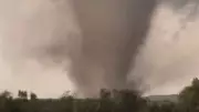 Tornado atinge Oklahoma e deixa dez feridos; cidade de Enid é a mais afetada