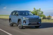 Toyota quer vender o dobro de RAV4 no Brasil e abandona versão híbrida plug-in