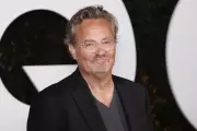 Traficante condenada a 15 anos por envolvimento na morte do ator Matthew Perry
