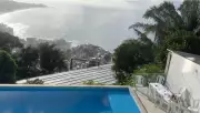 Traficante foge de mansão com piscina infinita no Vidigal durante operação policial