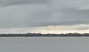 Trombas d'água impressionam moradores de Silves, no Amazonas, durante temporal
