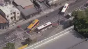 Três ônibus são sequestrados e usados como barricadas em Quintino, na Zona Norte do Rio