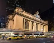 Três pessoas são esfaqueadas em estação de metrô de Nova York; suspeito é baleado pela polícia