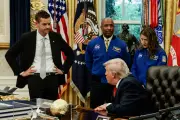 Trump comenta orelhas de chefe da NASA em encontro com astronautas