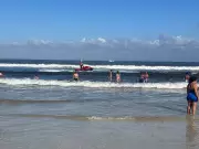 Turista com baixa visão desaparece no mar em Cabo Frio durante viagem com irmão