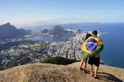 Turistas ilhados em tiroteio descem Vidigal após ação policial no Morro Dois Irmãos