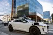 Uber investe US$ 10 bilhões em robotáxis e abandona modelo leve em corrida por mobilidade autônoma