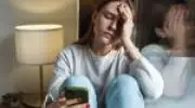 Uso excessivo de celular causa problemas físicos e mentais crescentes na população