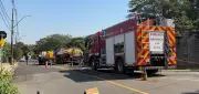 Vazamento de óleo diesel interdita rua em Piracicaba após acidente