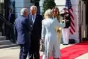 Vídeo: aperto de mão de Trump causa desconforto em rei Charles III; assista