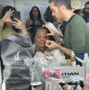 Vendedores de praia viram modelos no Rio Fashion Week após convite da marca Blue Man