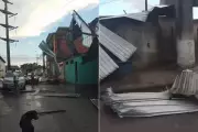 Ventania em Praia Grande arranca telhas e atinge cinco casas, ferindo criança e mãe