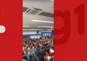 Vereador de Camaçari rasga contracheque de professora durante protesto salarial na Câmara