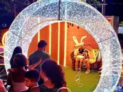 Vila de Páscoa em Guarujá atrai famílias com programação cultural até 21 de abril