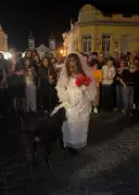 Vira-lata invade cena de teatro dramático e faz plateia cair na risada em São João del Rei